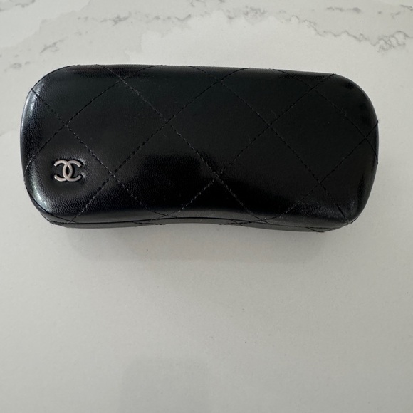 Chanel sunglasses, no scratch, and no wear n tear signs - Picture 1 of 6